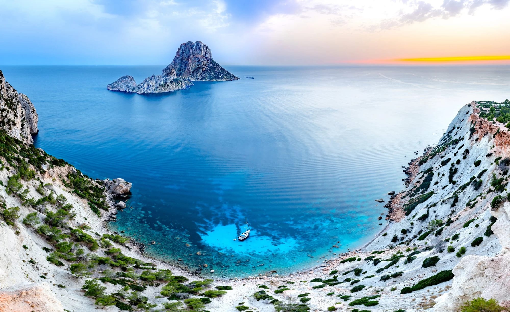 Anfiteatro de Es Vedra, fotografia fine art de Bruno Boni. Panorama em longa exposição e altíssima resolução da costa de Ibiza. O anfiteatro natural de Cap Blanc abriga um…