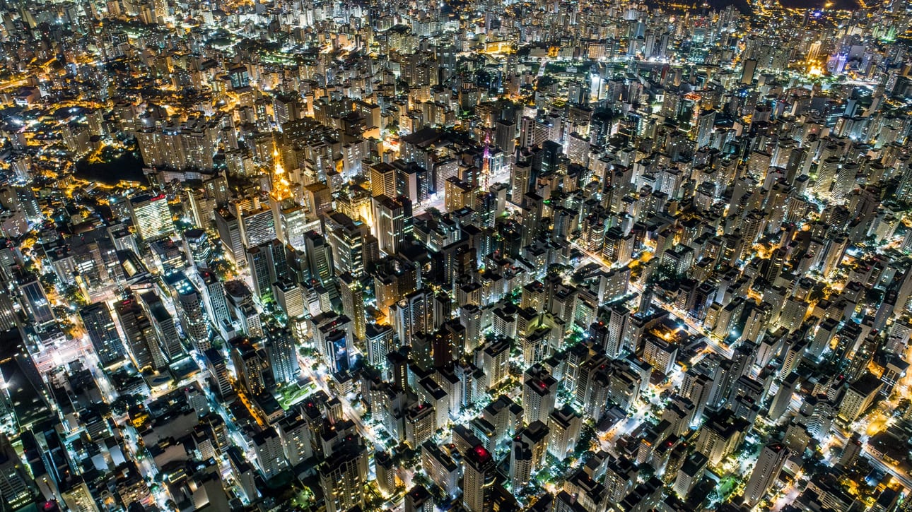 Bacurau Noturno, fotografia fine art de Bruno Boni. Fotografia aérea noturna, no estilo punk tech, tecnicamente desafiadora. Geometria retangular das quadras e prédios…