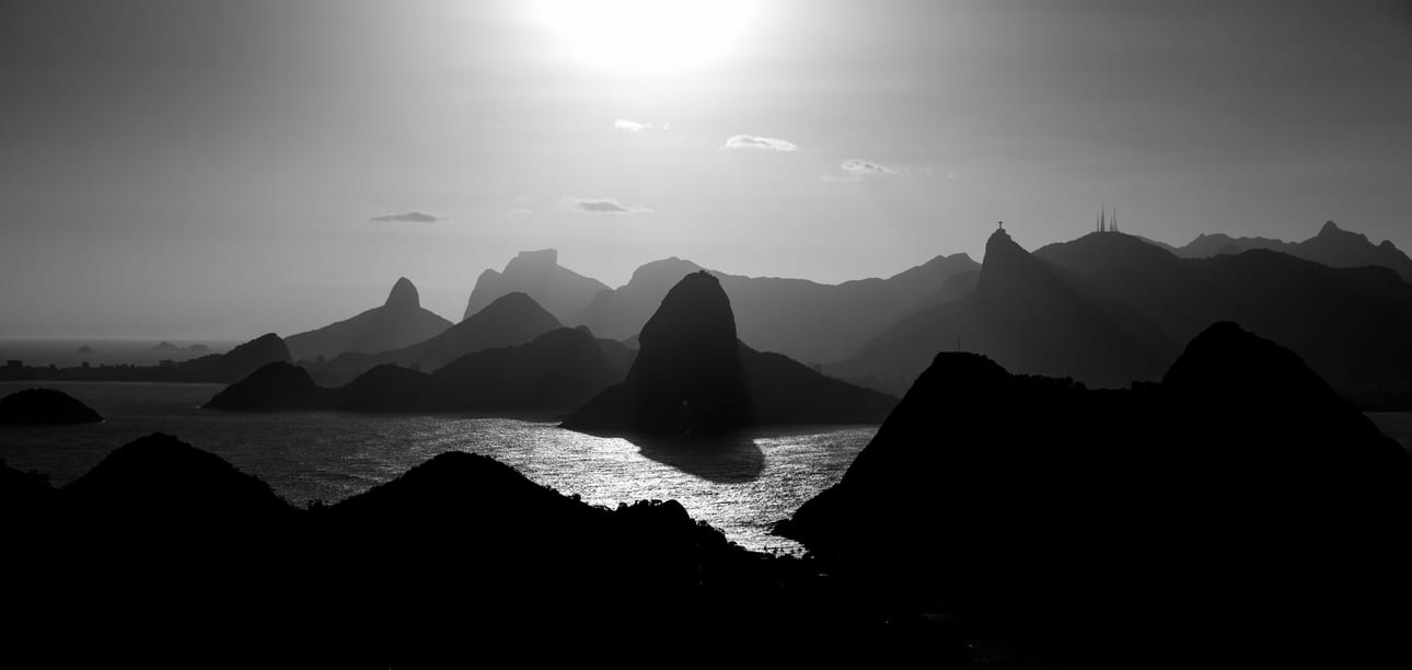 Camadas Cariocas 2, fotografia fine art de Bruno Boni. Segunda leitura do relevo carioca em camadas, agora em preto e branco. As silhuetas do Pão de Açúcar, do Corcovado e…