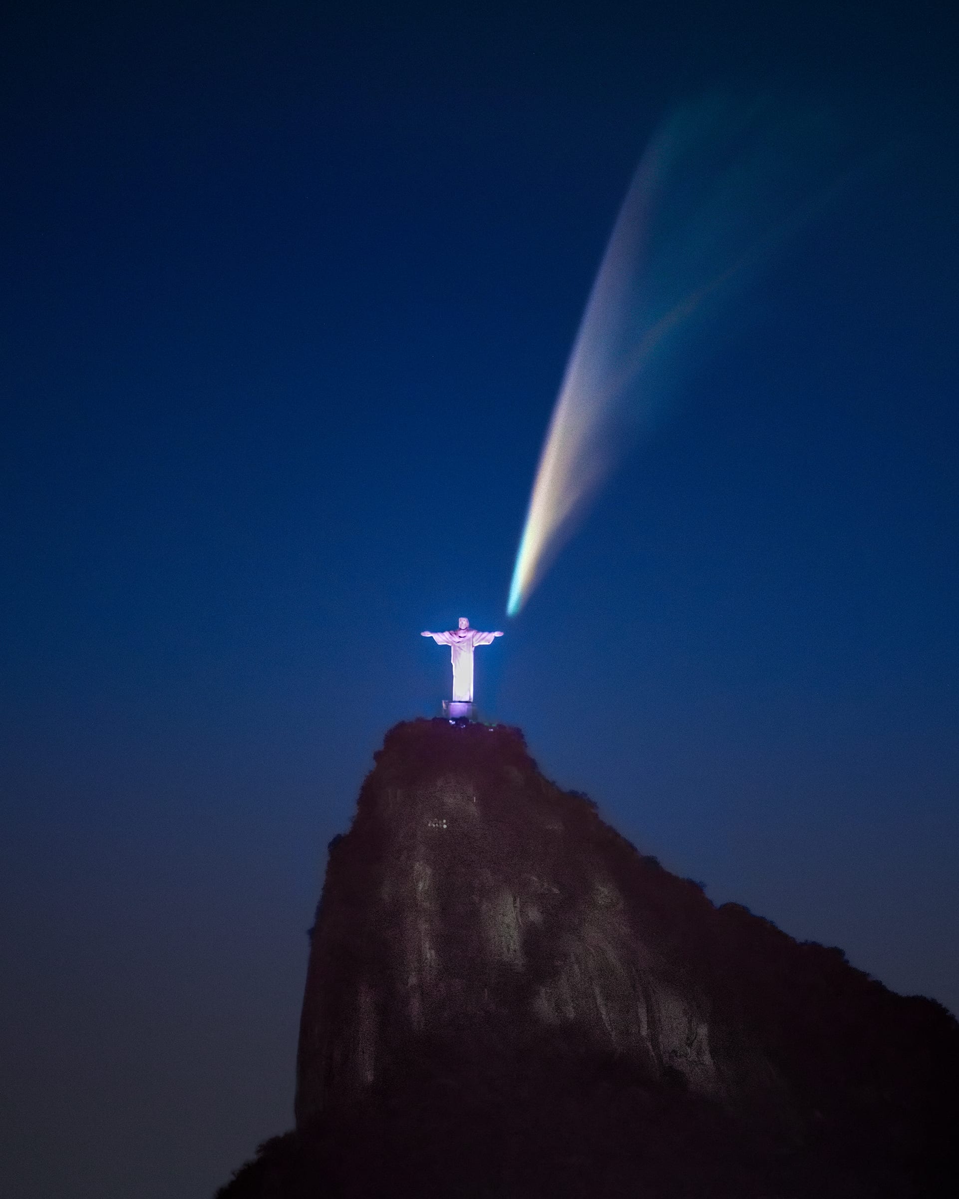 Cometa e Cristo, fotografia fine art de Bruno Boni. Cometa C/2024 G3 (ATLAS) "na mão" do Cristo, fotografado de Icaraí, Niterói, em uma escaldante noite de verão. Na era…