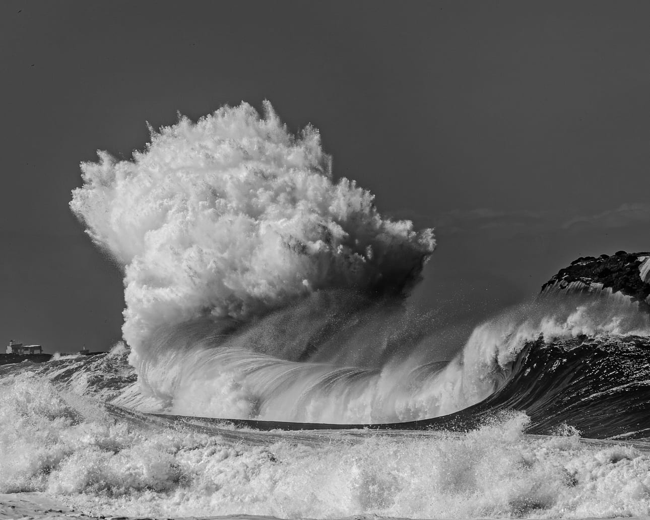 Encontro Explosivo 1, fotografia fine art de Bruno Boni. Em São Conrado, no Rio de Janeiro, uma onda de ressaca bate na pedra e volta em refluxo lateral, o side wash dos…