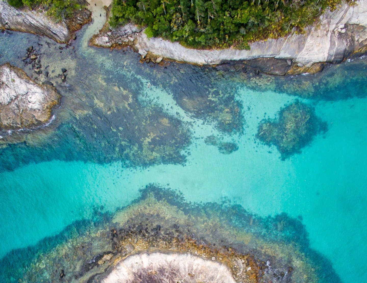 Entre Ilhas, fotografia fine art de Bruno Boni. Vista aérea do canal entre a Ilha de São João e a Pequena São João, onde o mar raso revela diferentes tons de azul…