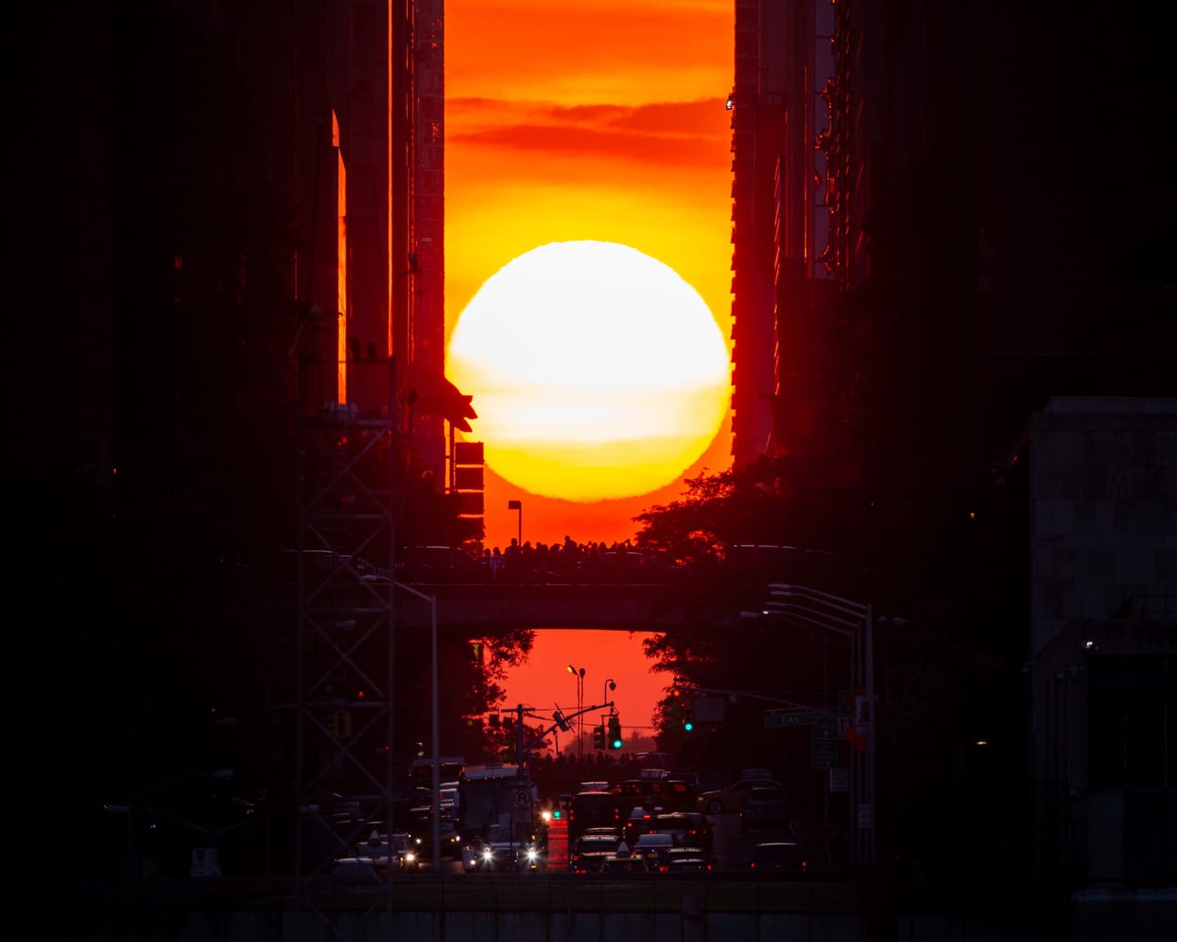 Manhattanhenge 1, fotografia fine art de Bruno Boni. Manhattanhenge: duas vezes por ano, o pôr do sol se alinha exatamente com o traçado das ruas de Manhattan. A…