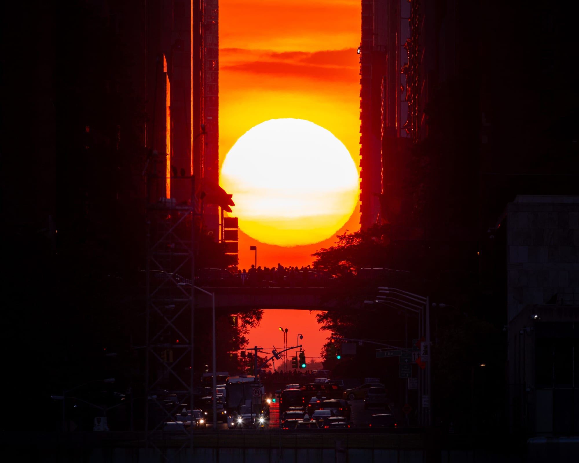 Manhattanhenge 1, fotografia fine art de Bruno Boni. Manhattanhenge: duas vezes por ano, o pôr do sol se alinha exatamente com o traçado das ruas de Manhattan. A…