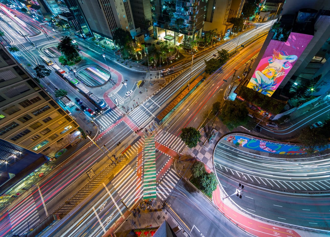 Nó da Paulista, fotografia fine art de Bruno Boni. O Nó da Av. Paulista é um encontro de concreto e velocidade: a longa exposição transforma o tráfego em linhas contínuas…