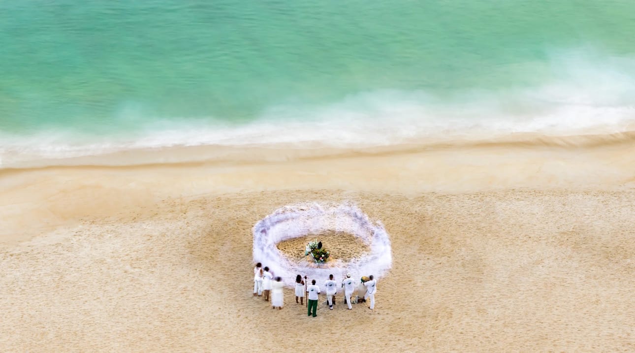 Odoyá Iemanjá, fotografia fine art de Bruno Boni. Registro em longa exposição (8 s) de uma gira no dia de Iemanjá, em homenagem à Rainha do Mar. A dança traça um anel…