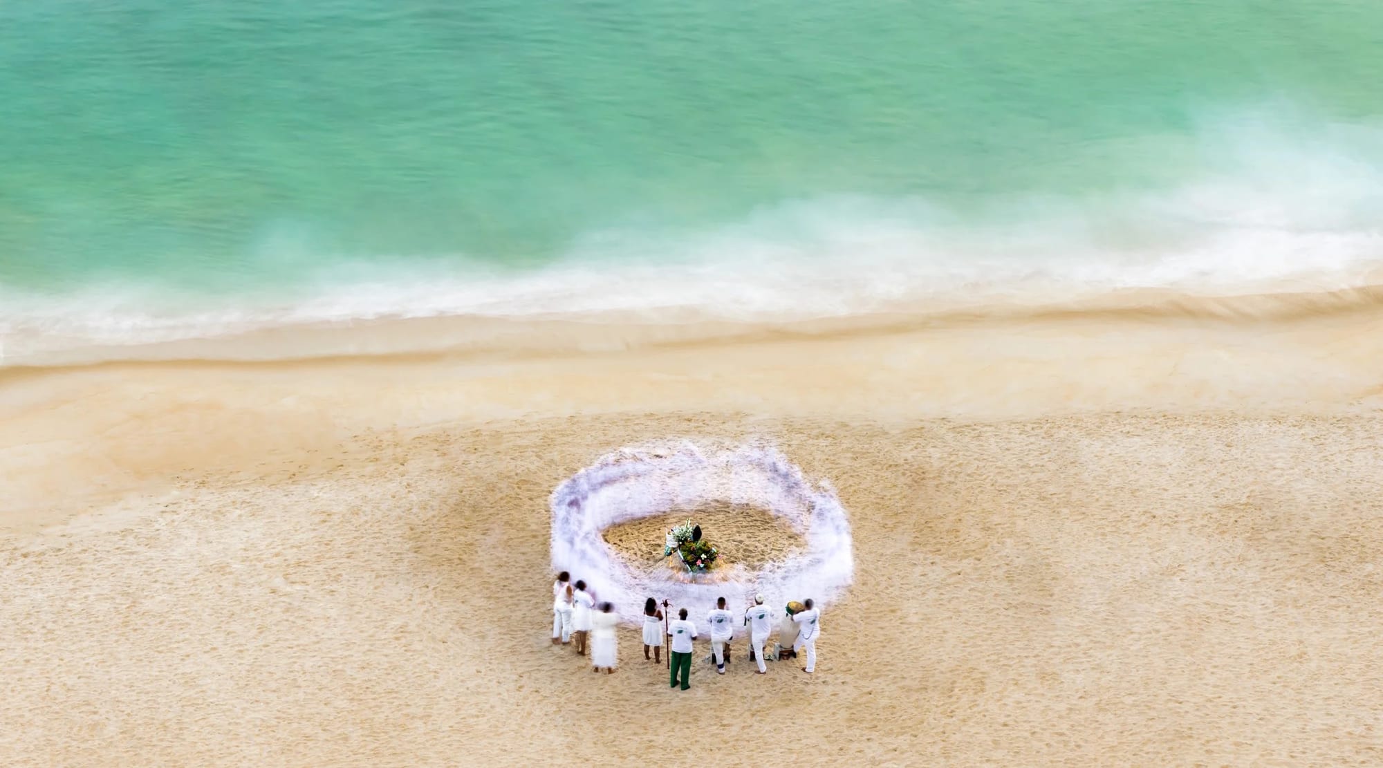 Odoyá Iemanjá, fotografia fine art de Bruno Boni. Registro em longa exposição (8 s) de uma gira no dia de Iemanjá, em homenagem à Rainha do Mar. A dança traça um anel…