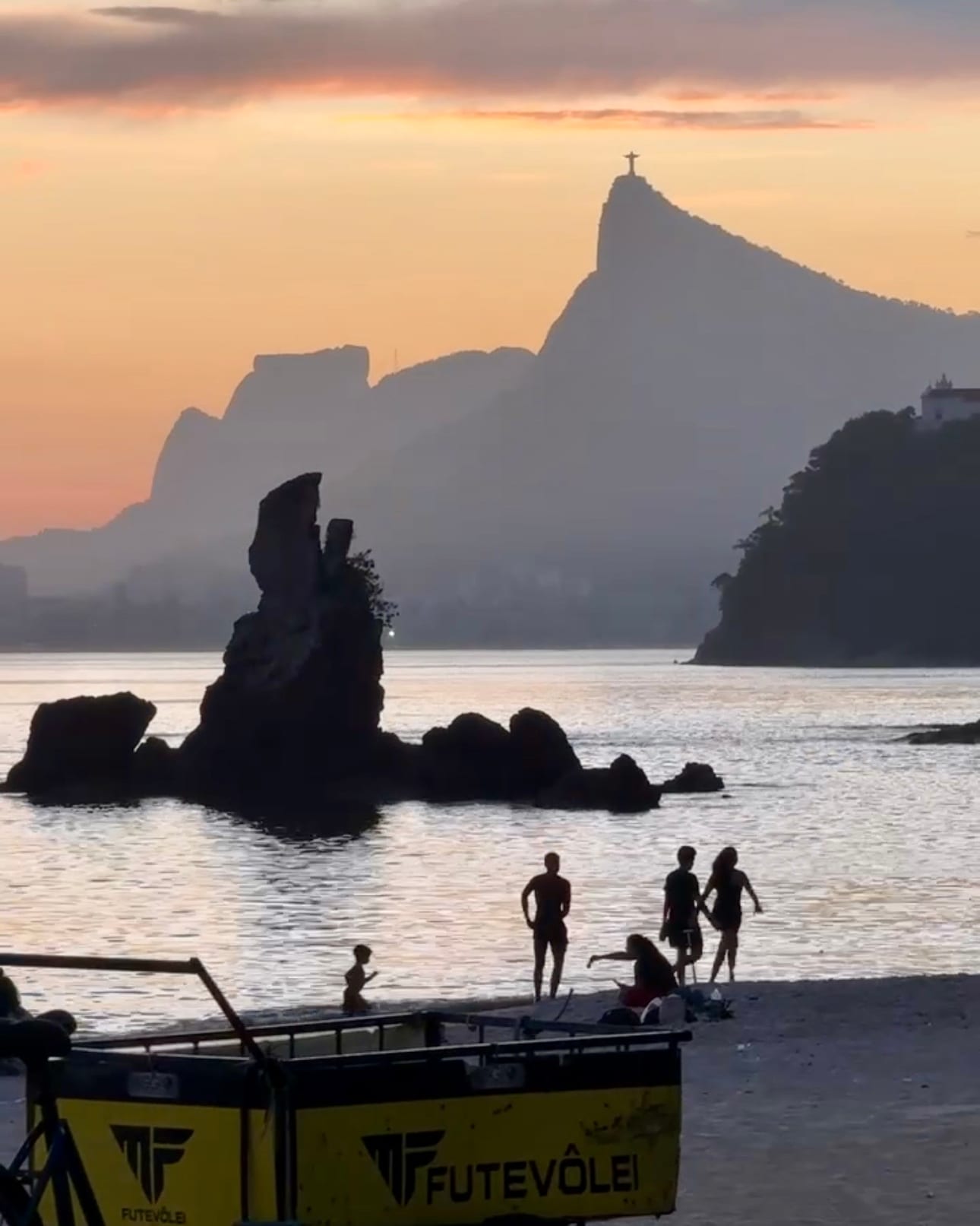 Horas antes, já em Icaraí: nuvens douradas e faixas de céu aberto. A ambiguidade da situação, em imagem.