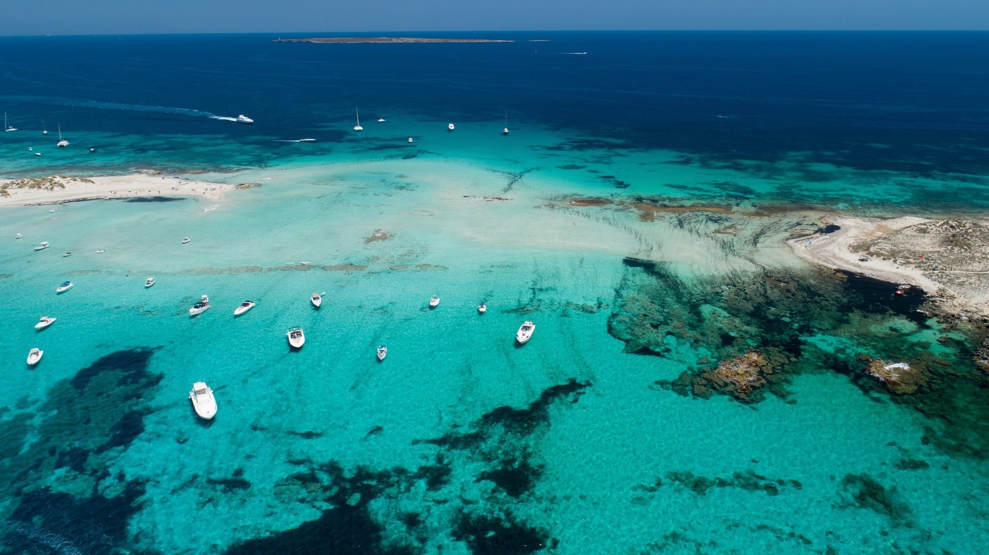 Tons do Pas de s'Espalmador 1, fotografia fine art de Bruno Boni. Vista aérea em diagonal do Pas de s'Espalmador, o canal raso que separa as ilhas de Espalmador e Formentera. O banco de…