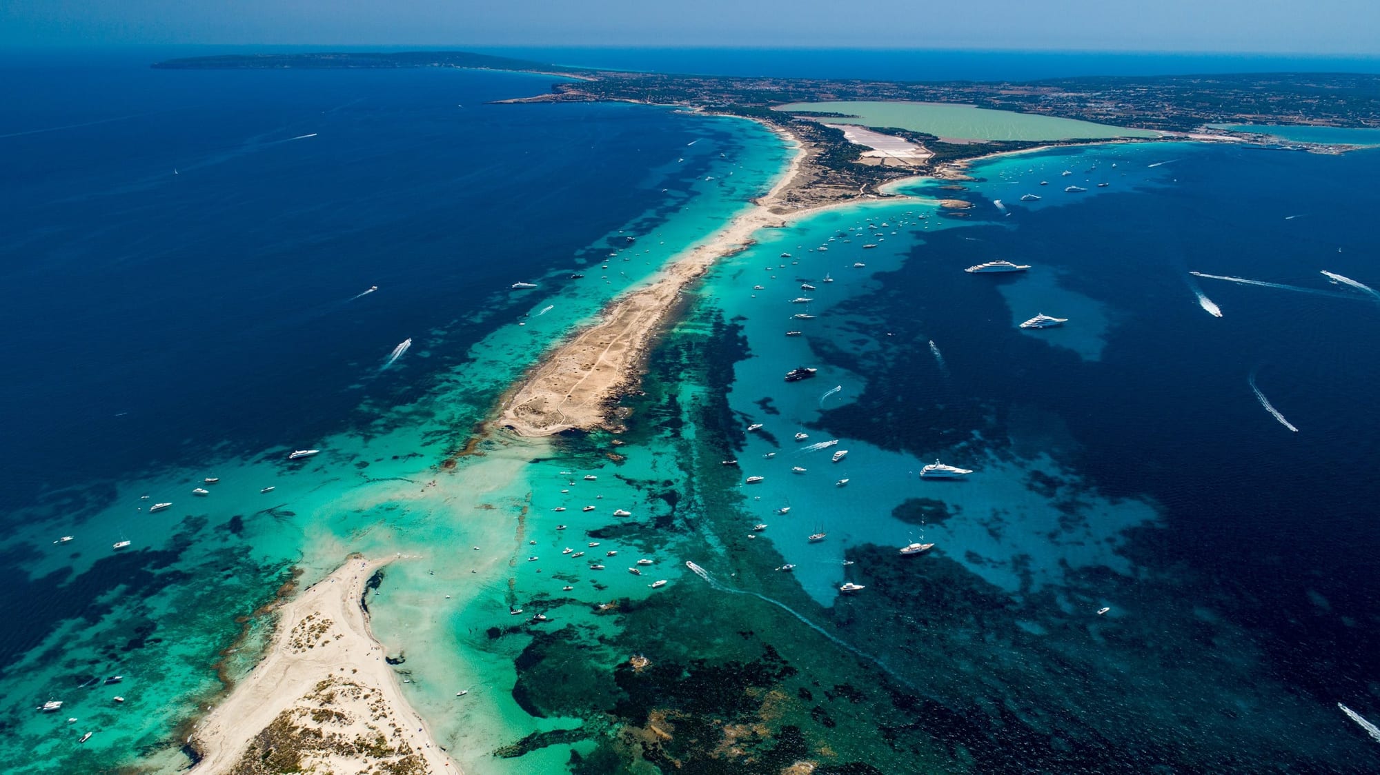 Tons do Pas de s'Espalmador 3, fotografia fine art de Bruno Boni. Vista aérea das águas cristalinas do Pas de s'Espalmador, canal que divide as ilhas de Espalmador e Formentera. A…