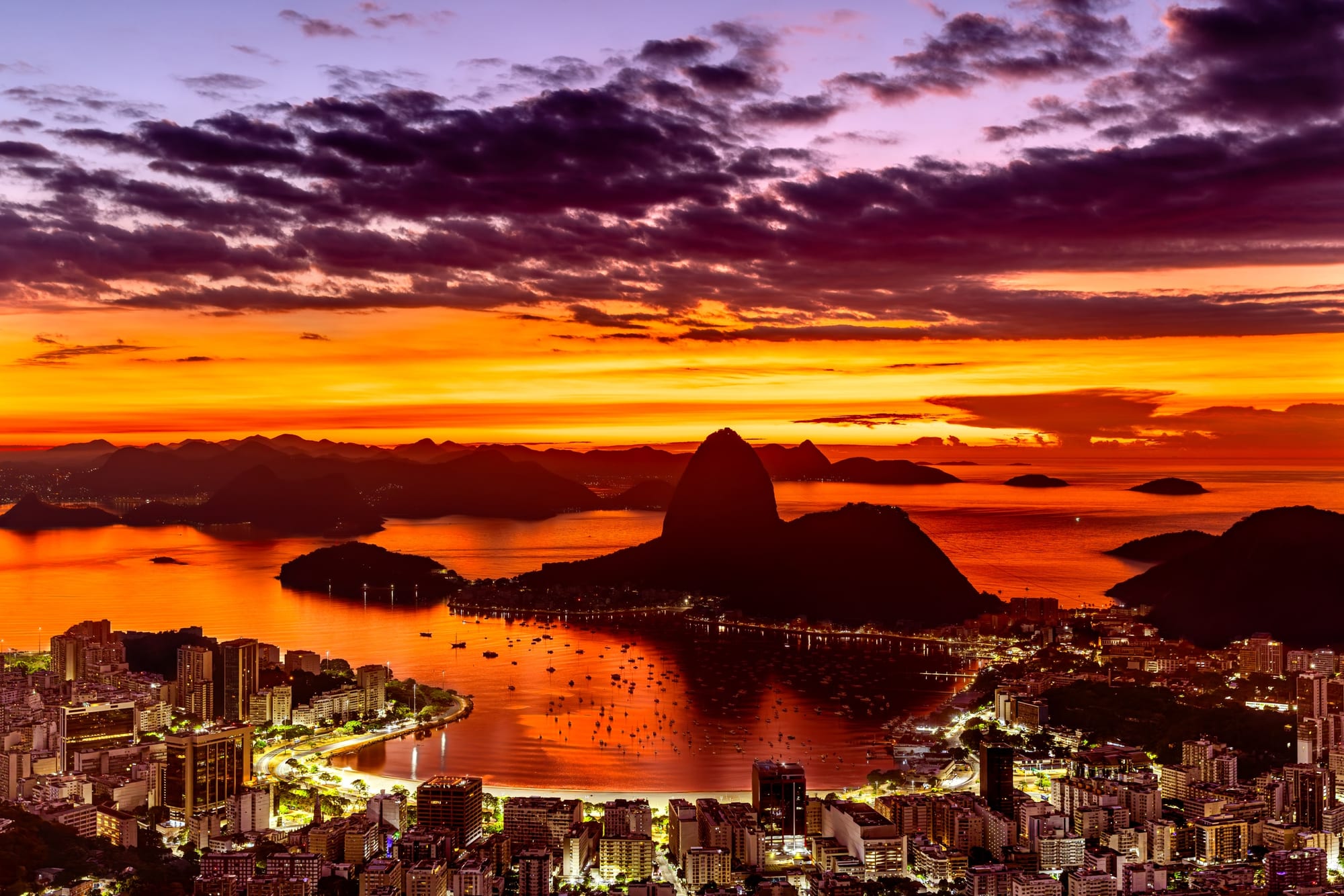 Rio 4000 Graus, fotografia fine art de Bruno Boni. "Alvorada lá no morro, que beleza..." Do alto do Morro Dona Marta, a Baía de Guanabara incendiada abaixo da silhueta do…