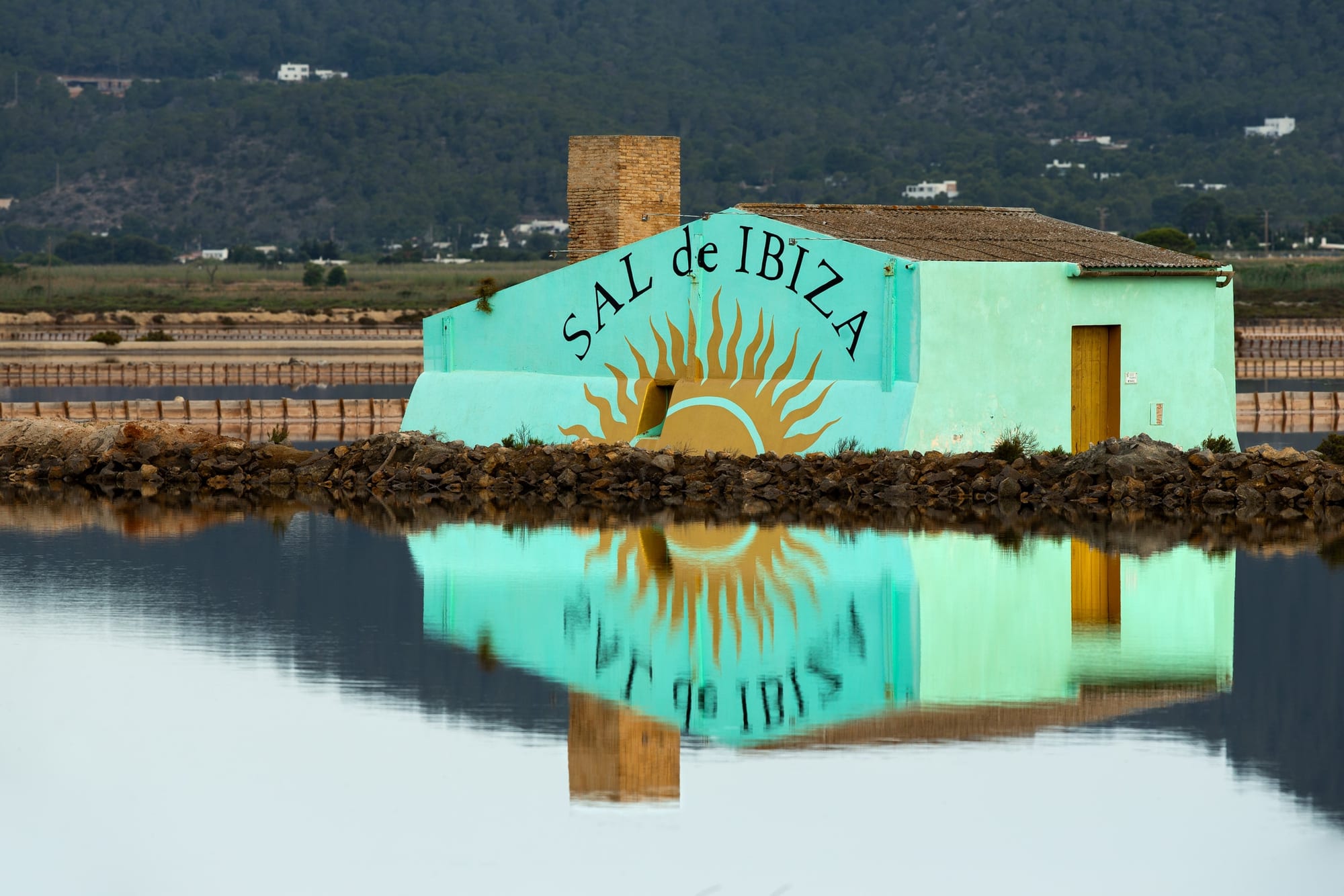 Sal de Ibiza, fotografia fine art de Bruno Boni. Na imagem, as salinas centenárias de Ses Salines refletem a tradição milenar da extração de sal, iniciada pelos…